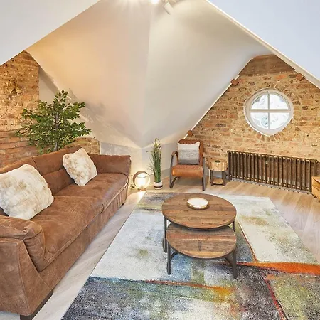 Host & - 9 Highfield House *
