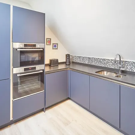 Host & - 9 Highfield House