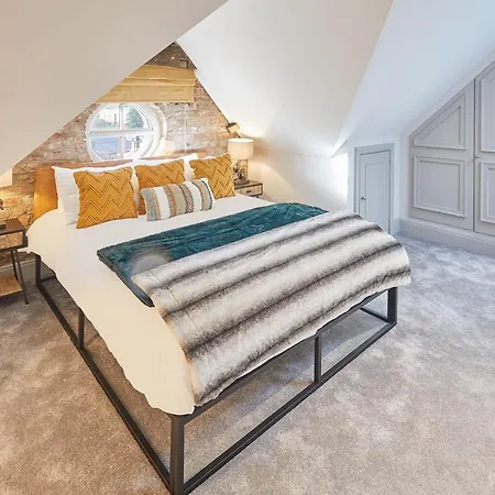 Host & - 9 Highfield House דירה