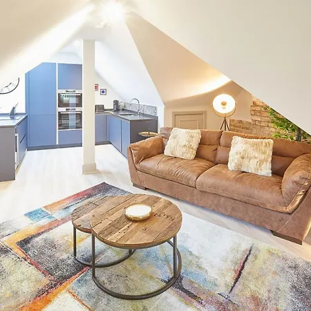 Host & - 9 Highfield House